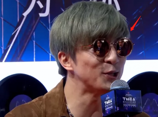 又見紅毯魔鬼打光！明星一臉坑窪，粉底又厚又白好像戴了面具