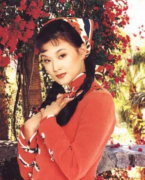 宋祖英不但歌唱的好聽,人長的也很漂亮 宋祖英不但歌唱的好聽,人長的也很漂亮