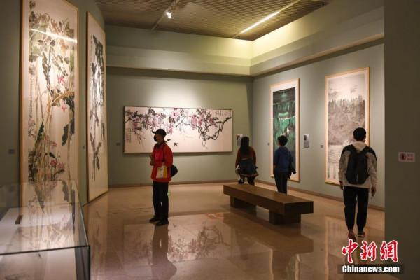 “知行墨境——當代中國畫名家邀請展”吸引參觀者 “知行墨境——當代中國畫名家邀請展”吸引參觀者