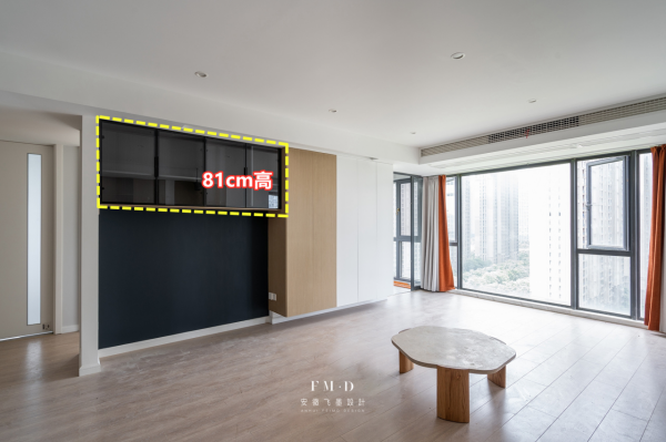 3.8m長電視牆一分為二，一半懸空櫃一半鋼琴區，至少有3重功能