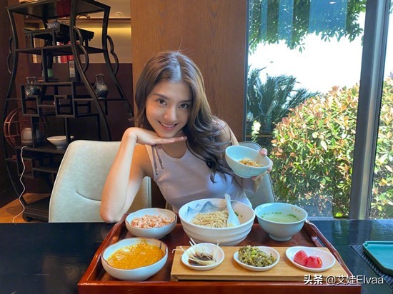 吳千語收工逛超市,穿毛衣配皮褲像網紅打卡,薯片袋比臉還大兩圈 吳千語收工逛超市,穿毛衣配皮褲像網紅打卡,薯片袋比臉還大兩圈