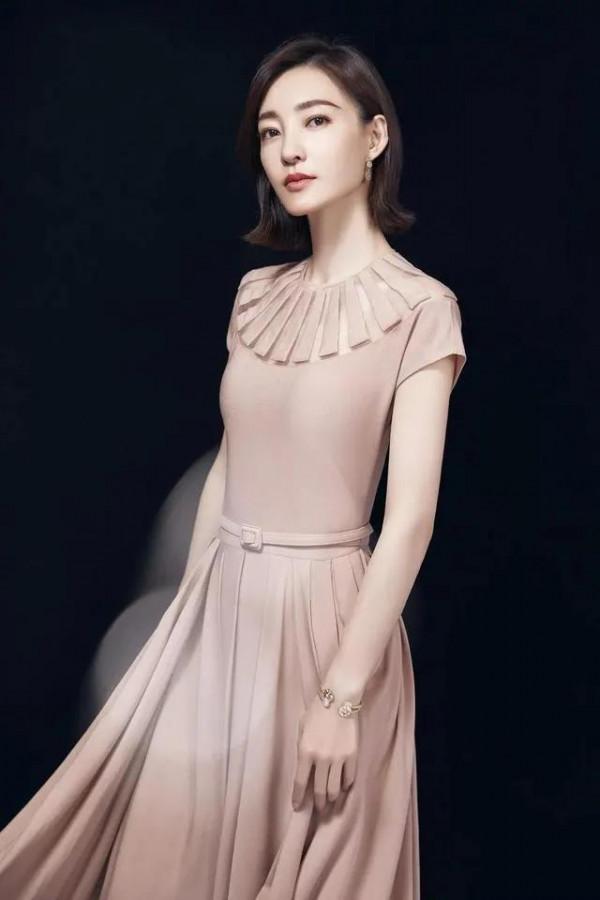 王麗坤這身穿出了高階感，原來秘密在3個細節裡&period;&period;&period;