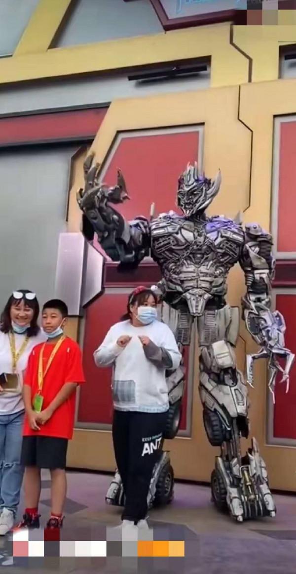 環球影城威震天和賈玲懟上了，氣的威震天當場暴走跺腳，她到底說了什麼