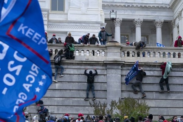 西方多國爆發大規模抗議示威，反對新冠防疫措施，罪魁禍首是美國