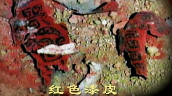 沉睡三千年的大墓重現人間，陪葬品極盡奢華，墓主身份令專家肅穆