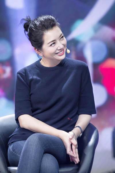 52歲江珊總把基礎款穿出減齡感，她是如何做到的？