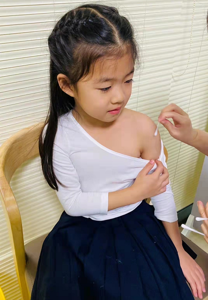 汪峰基因真強大！5歲醒醒穿黑裙神似小蘋果，淡定打針性格更像媽