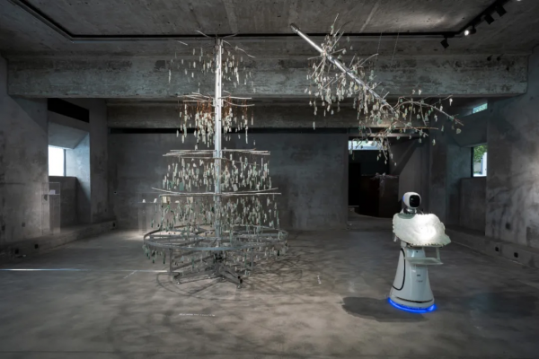 翡翠之聲充塞耳、滿眼盡為翡翠綠—何雲昌大型裝置再現故鄉的森林