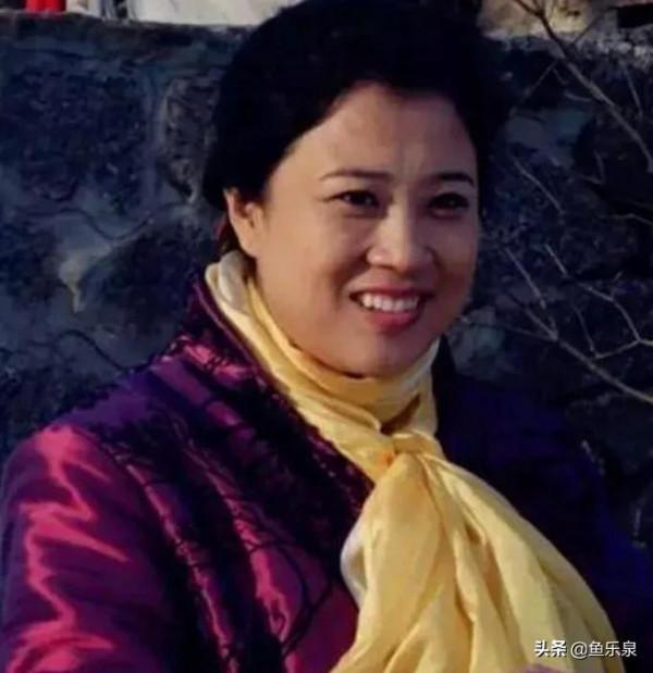 高秀敏不遺餘力幫扶王洪梅，王洪梅演出前都去高秀敏墓前彙報