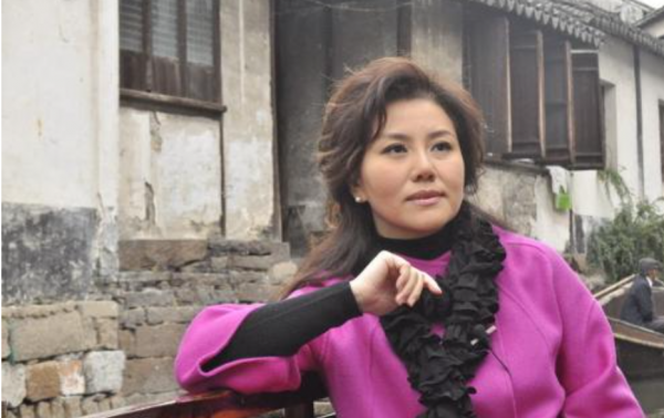 12年前，央視女主持方靜身陷“間諜門”，為何44歲客死他鄉？