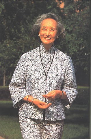 網友偶遇54歲王祖賢拜佛，稱本人又高又美，唯獨塌腰駝背折損氣質