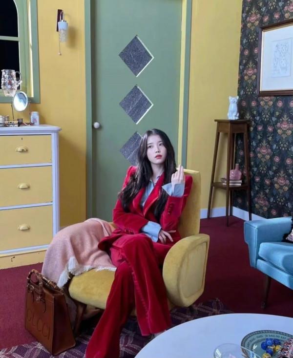 韓星街拍 | 蛀牙警告！IU的街拍怕是比她的歌還要甜