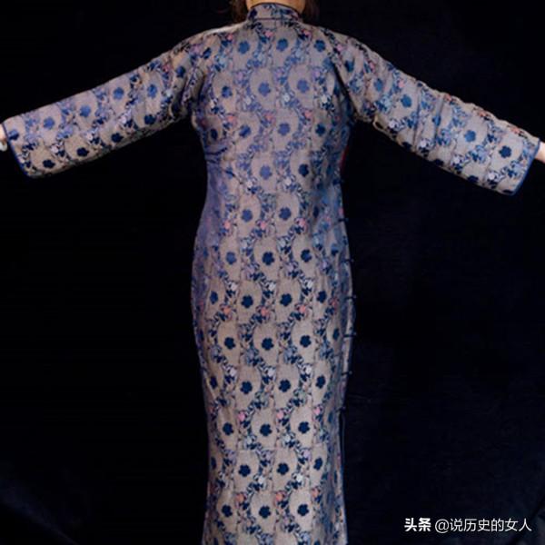 她把一份重要情報藏在旗袍裡帶走，數日後我軍解放南京，她是誰？