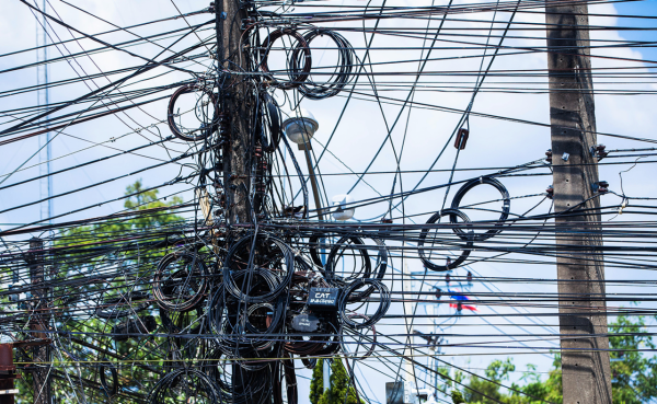 為何電線杆上的支架都是銀色的？為何美國仍大量使用木頭電線杆？