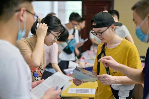 三無家庭的考生，勸你儘量別學醫，畢業生資料會讓你“人間清醒”