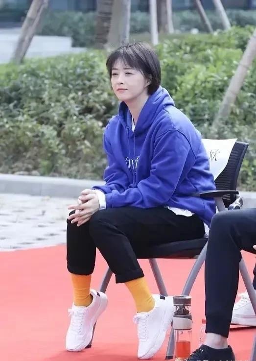 蔣欣穿衛衣胖的真實，典型的梨形身材，但臉小很漂亮而且不顯老