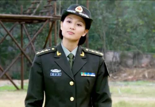 軍旅劇女神侯夢莎，英姿颯爽，威武霸氣