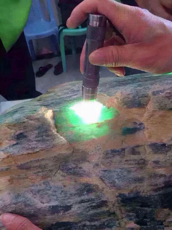 大個頭翡翠原石真的值得購買嗎？