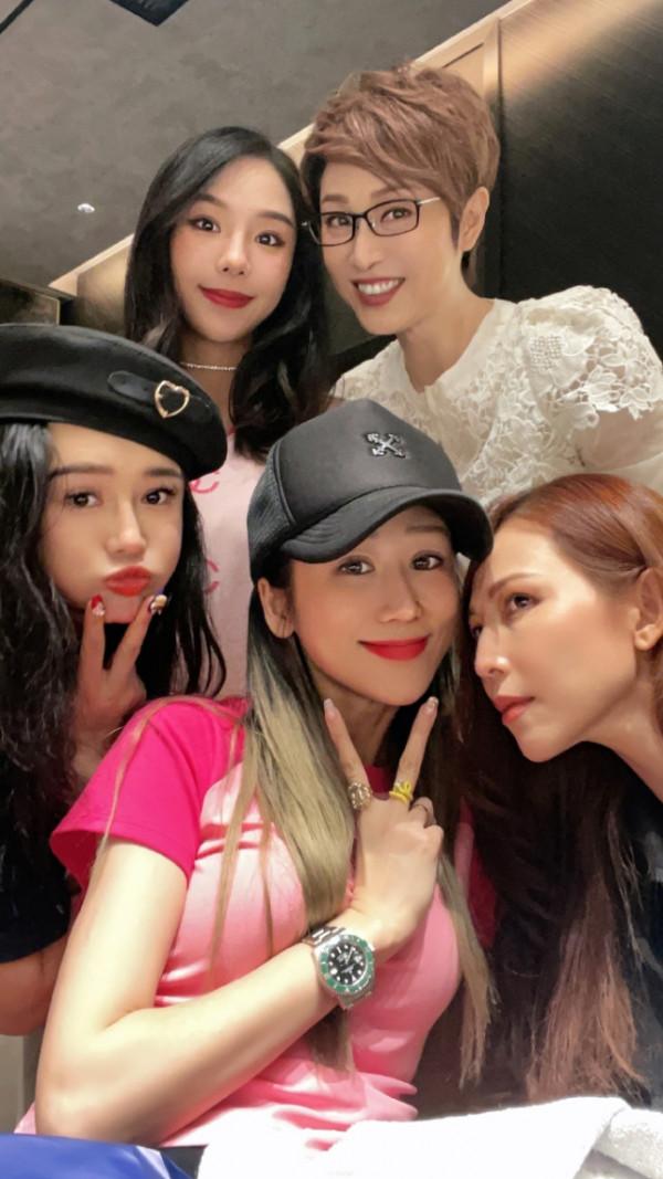 陳浩民慶祝52歲生日,一家六口幸福同框,蔡少芬冉瑩穎帶娃現身 陳浩民慶祝52歲生日,一家六口幸福同框,蔡少芬冉瑩穎帶娃現身