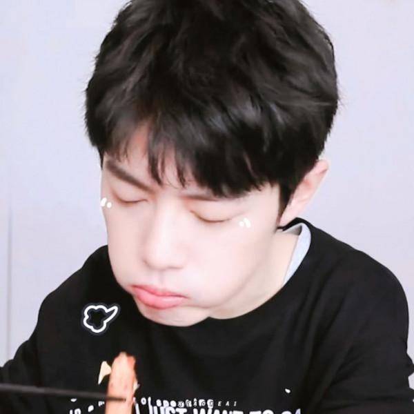 這是誰家的小可愛明明是小熊貓還沒睡好就被拉起來吃飯,你們壞懷 這是誰家的小可愛明明是小熊貓還沒睡好就被拉起來吃飯,你們壞懷