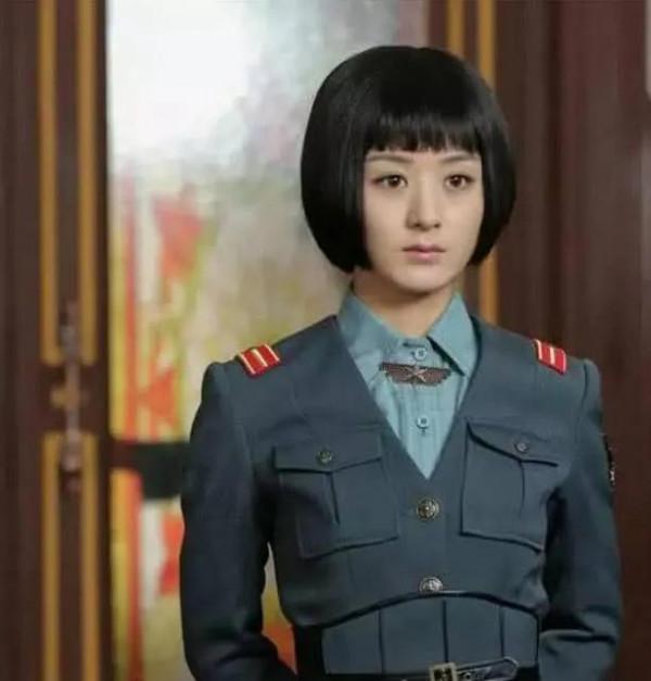 趙麗穎穿軍裝，有的英姿颯爽，有的可可愛愛，這反差萌太絕了