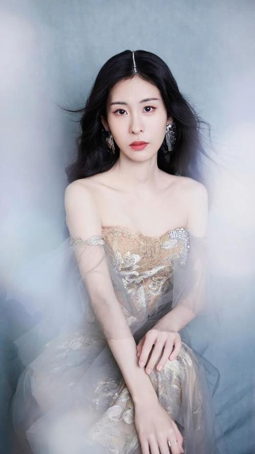 張碧晨身材好，顏值也不差也會“穿”，但為何總是給人老氣的感覺