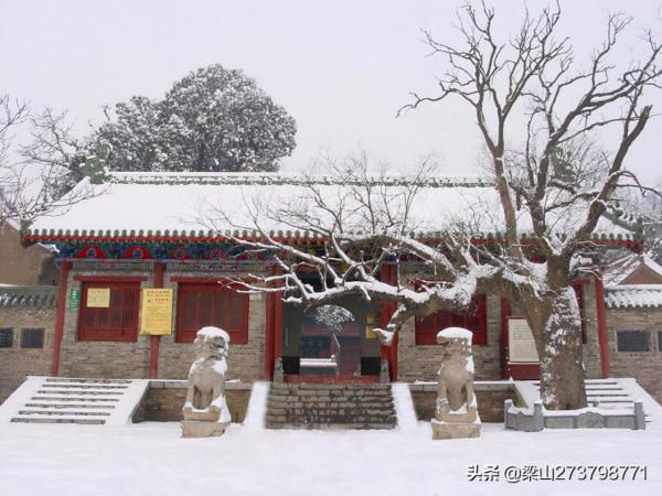 大伾山，大平原上突起的孤峰，寺廟洞閣棋佈，摩崖碑刻林立