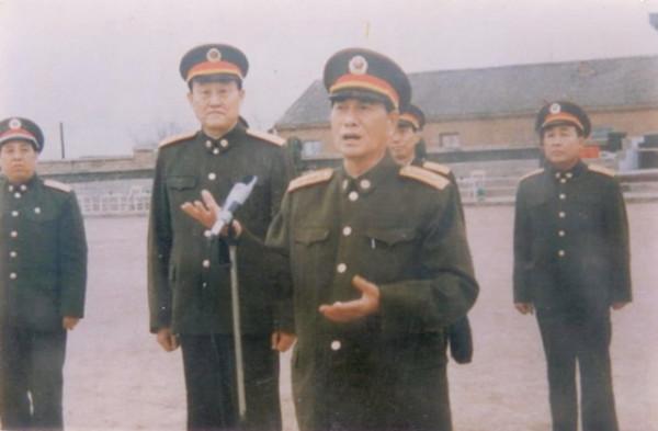 1998年張萬年在美國西點軍校演講，短短几句話，臺下響起熱烈掌聲