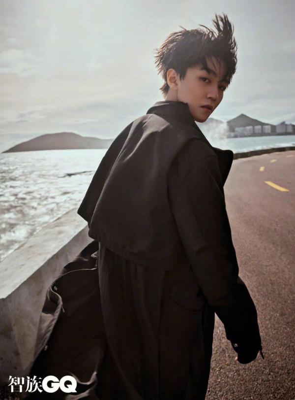 被星探發掘時，袁潔瑩在吵架，王俊凱在廁所，他被追著跑了6條街