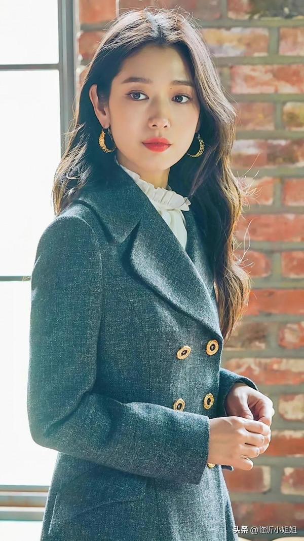 樸信惠，韓國實力派演員，女主專業戶，清新氣質散發女神氣息