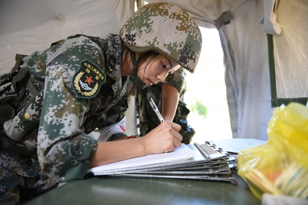 “馬甲線”女兵火了！現在女兵真元氣