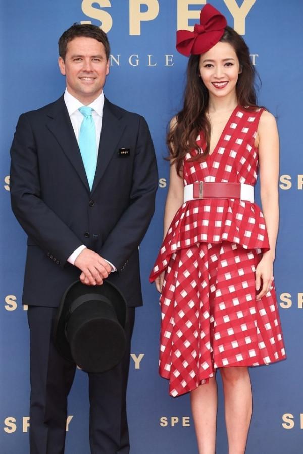 侯佩岑英倫風穿搭高階範滿滿,穿格紋裙戴超大蝴蝶結,復古又摩登 侯佩岑英倫風穿搭高階範滿滿,穿格紋裙戴超大蝴蝶結,復古又摩登