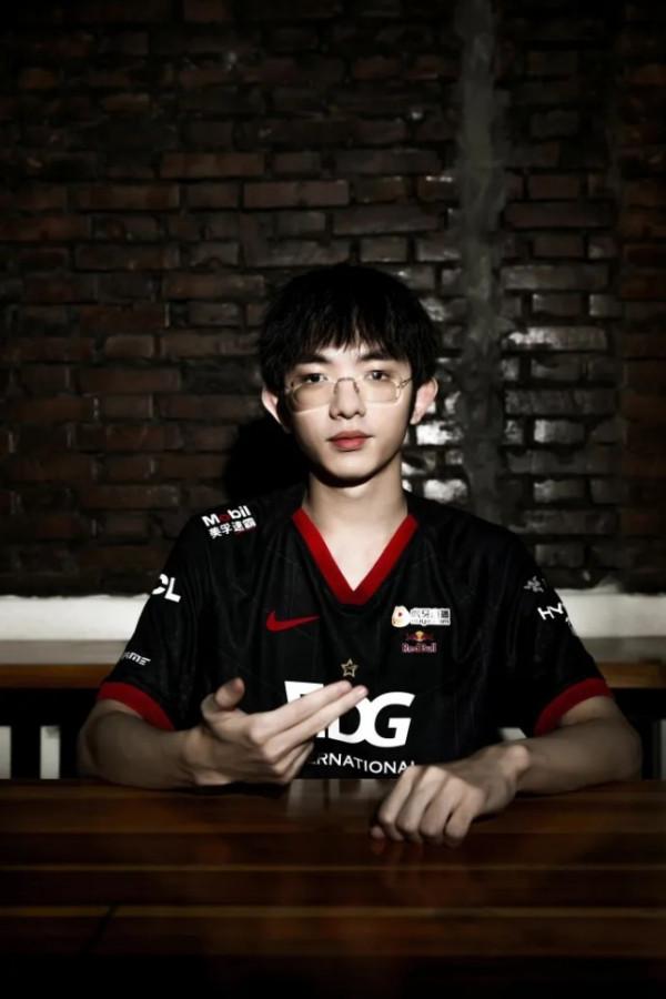 EDG新賽季定妝照：隊服上迎來了第一顆星星