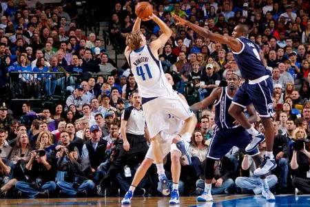 一人一城代表，德克-諾維斯基41號球衣在美航球館上空飄起