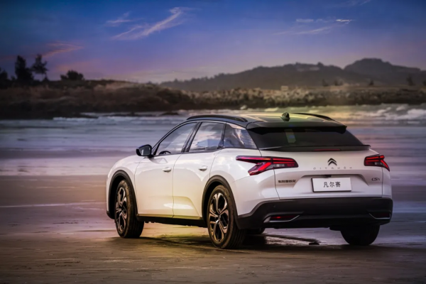 全國首例特斯拉退一賠三；蔚來ET7準備量產；小鵬新SUV諜照曝光；