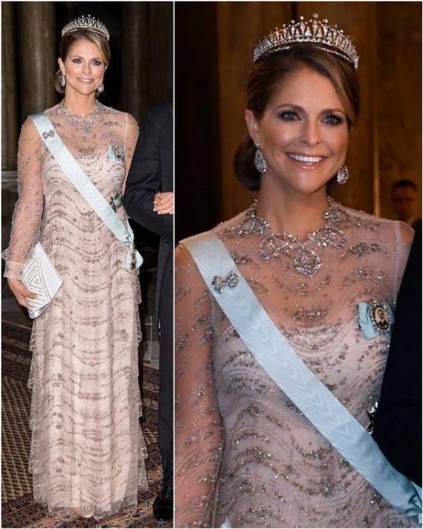 瑞典瑪德琳公主顏值太高，穿著水藍色禮服仙氣飄飄，頭戴王冠優雅