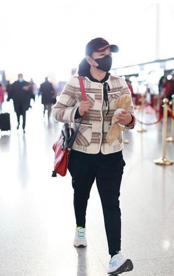 劉曉慶又穿小黑褲，配小香風上衣顯年輕，卻還是被身旁張國立搶鏡