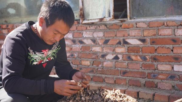 兒子患重症後母親看不到希望不告而別，父親當爹又當媽：我不怨她