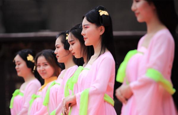 20萬橫店群演現狀：美女扎堆光棍遍地，90%高中沒念完