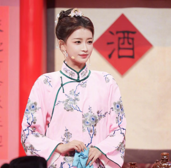 北京春晚：baby失策落下風，關曉彤長腿，難敵王鷗萬種風情
