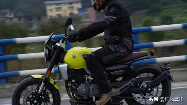 又一臺250水冷復古！賽科龍250復古RE2路試照片曝光