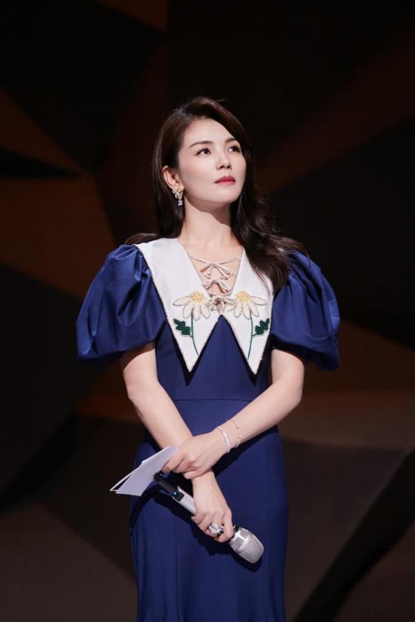 劉濤主持《披荊斬棘的哥哥》,穿魚尾裙亮相優雅大氣,姐是專業的 劉濤主持《披荊斬棘的哥哥》,穿魚尾裙亮相優雅大氣,姐是專業的