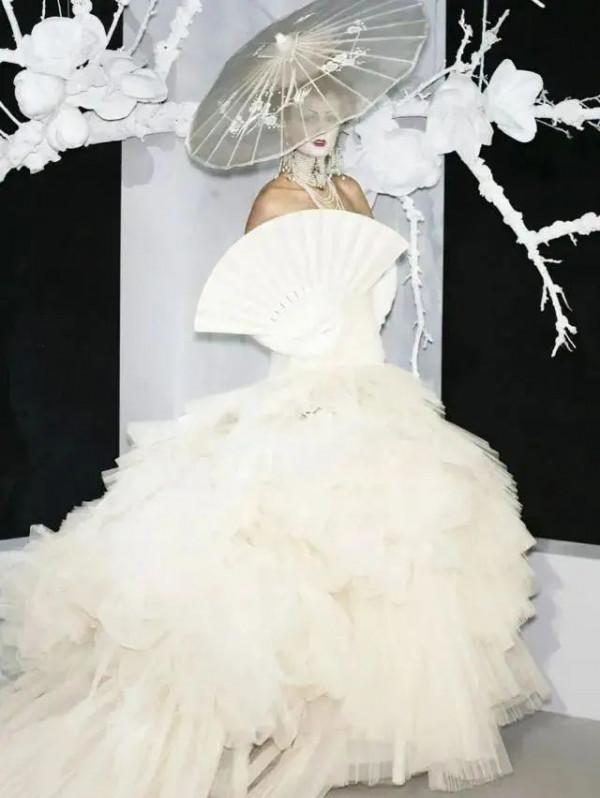 被迪奧開除後，他歸隱法國鄉間，改造後的老房子美得無藥可救