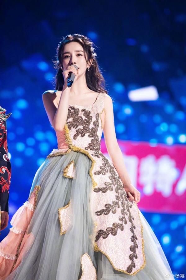 明星跨年禮服太內卷！baby楊冪高定爭鋒，唐嫣快被甩出85花