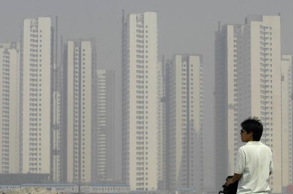 要解決高房價問題，首先要找到能替代的行業