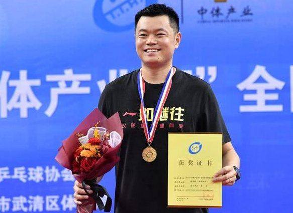 全國冠軍0-3慘敗！國乒兩代削球高手對決，41歲老將遺憾被橫掃