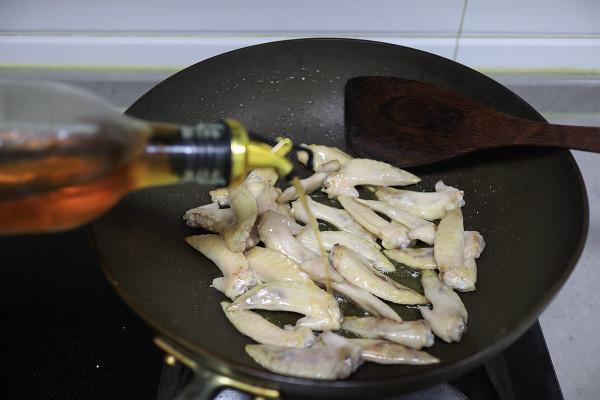 追劇零食，滑嫩解饞的辣椒炒雞翅尖，只要幾滴油營養美味不油膩