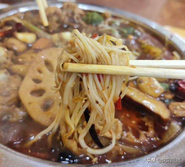 吹著空調吃鍋仔,肥腸燉雞,再配一碗冰粉,神仙享受 吹著空調吃鍋仔,肥腸燉雞,再配一碗冰粉,神仙享受