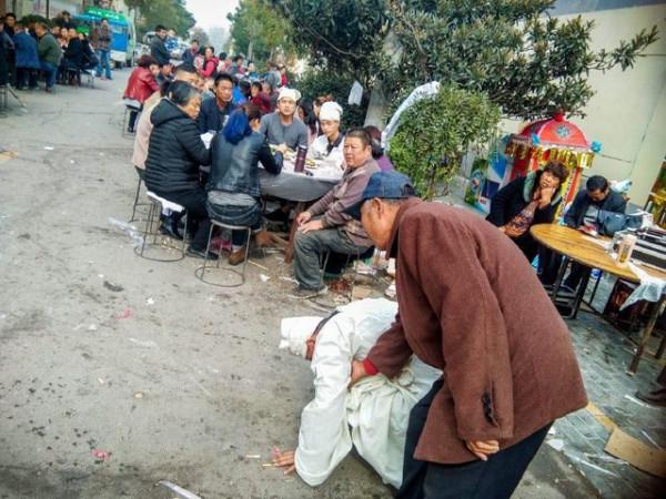 小李母親去世了，他挨門挨戶磕頭請人來喝酒