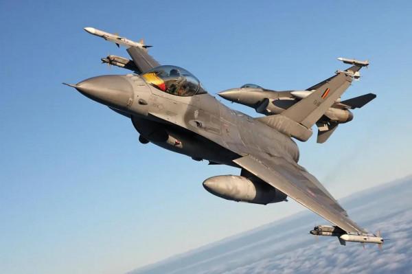 這些北約F-16戰機在波羅的海巡邏的照片絕對令人難以置信